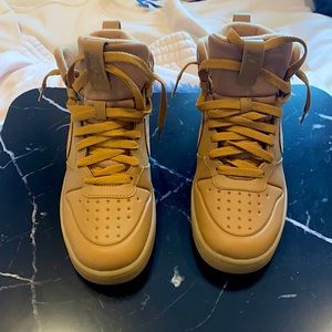 Never worn Nike shoes ( 6Y)